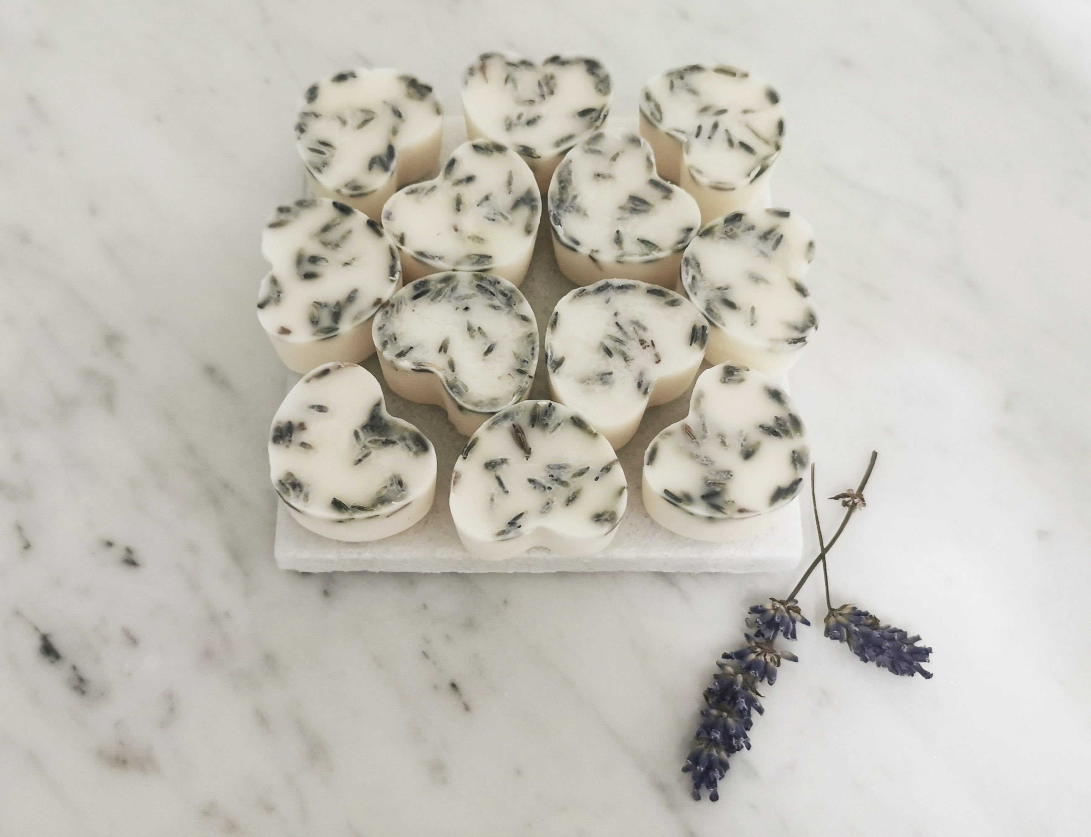 Aromaterapi smältvaxkakor – Lavendel & Ylang Ylang med Lavendelblommor